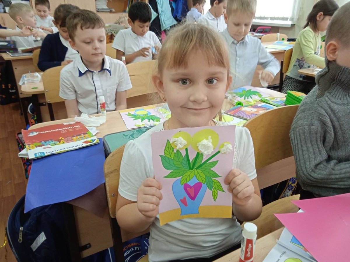 Сегодня в школе стартовала акция "Наша мама водит классно! Знает правила прекрасно! " Накануне 8 марта очень важно напомнить любимым мамам о том, как сильно мы беспокоимся за них. Для того, чтобы они не забывали о дорожной безопасности, ребята приготовили открытки с пожеланиями.