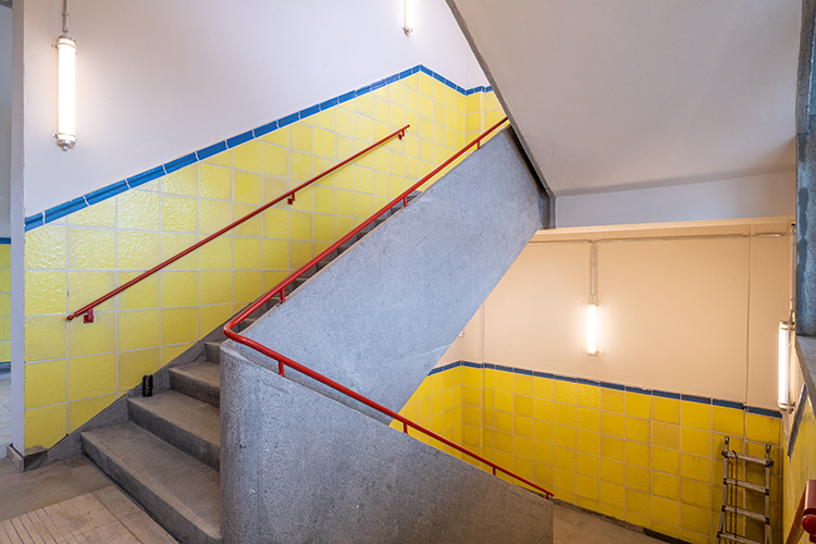 Neuer Standort für unseren #Kundenservice in #Dresden: Wir haben eine alte Fabrik in ein neues Büro umgebaut. So bieten wir auf 4.800qm rd. 400 Arbeitsplätze in modernen Flächen mit individuellem Farbkonzept &amp; funktionaler Umgebung. Möglichkeiten zum Sport inklusive. #TeamVonovia