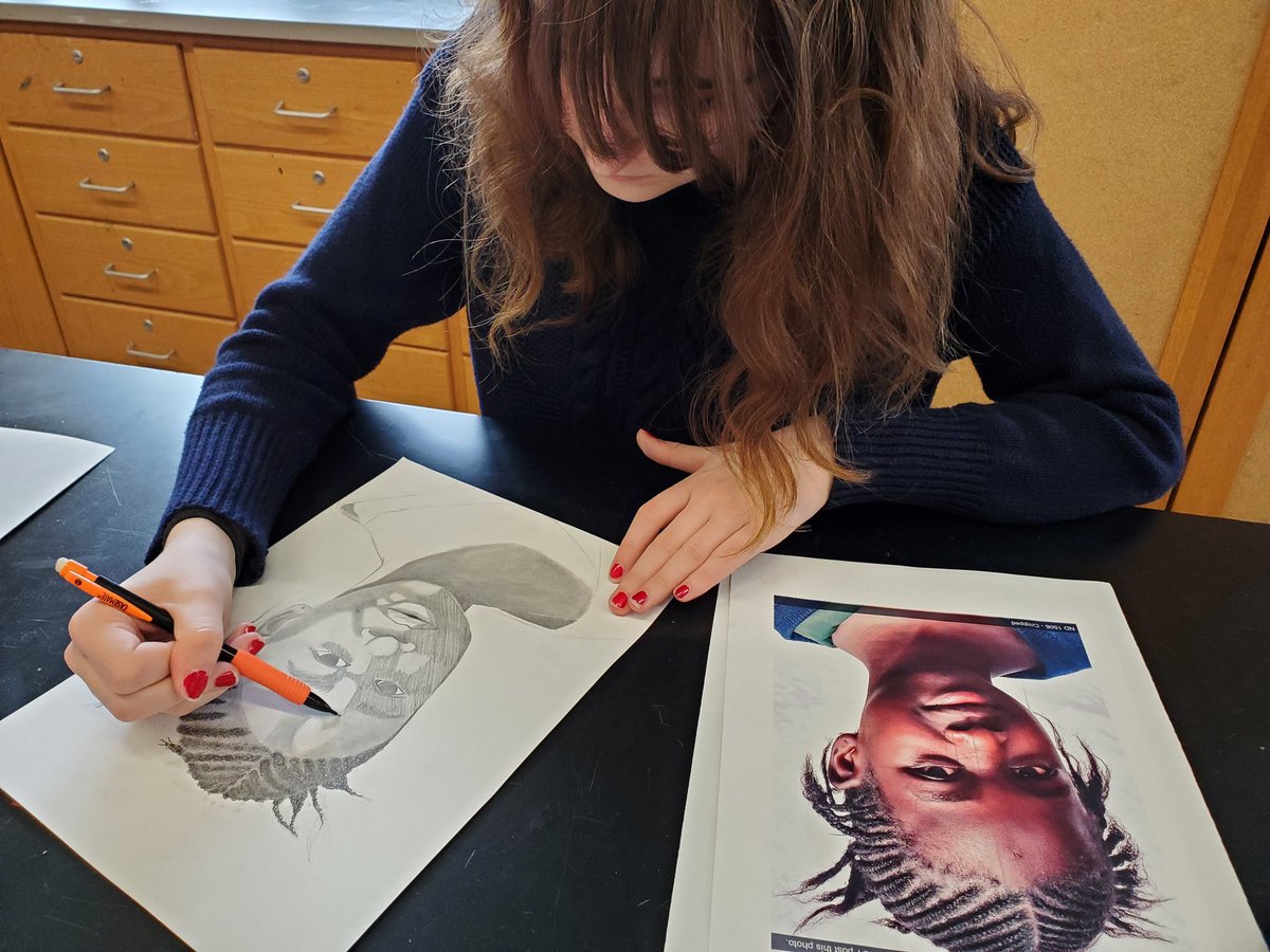 lpilvelis's tweet image. Kendra @Windsor_CSD working on a portrait from Ms. Oliver&apos;s #memoryproject. It&apos;s looking beautiful! #youthartmonth