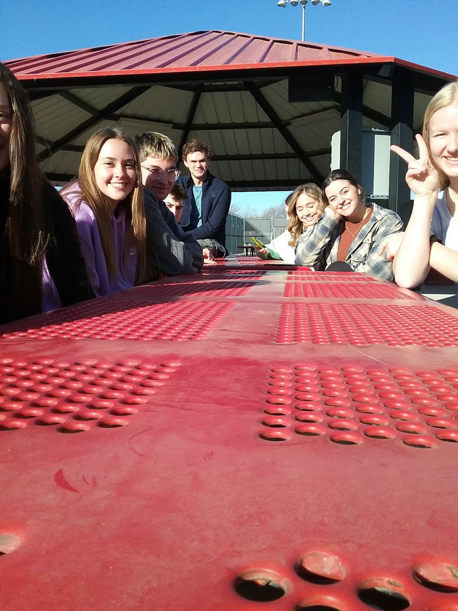 MrMaxeyScience's tweet photo. With the weather being so nice I was able to take my AP Biology students outside for Lecture. https://t.co/FhZuyJXOEU