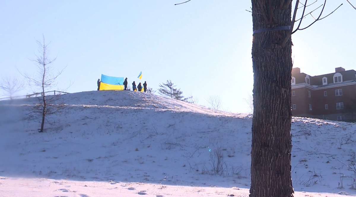 maria_manning4's tweet photo. Victoria+Ben were heartbroken when Russia began invading #Ukraine 7 days ago. Today, they continue to donate and wave handmade Ukrainian flags in solidarity atop #MunjoyHill. "Being so far away, there might not be a lot we can do directly. But, there's always something."@WMTWTV https://t.co/gg6ks5a0CJ