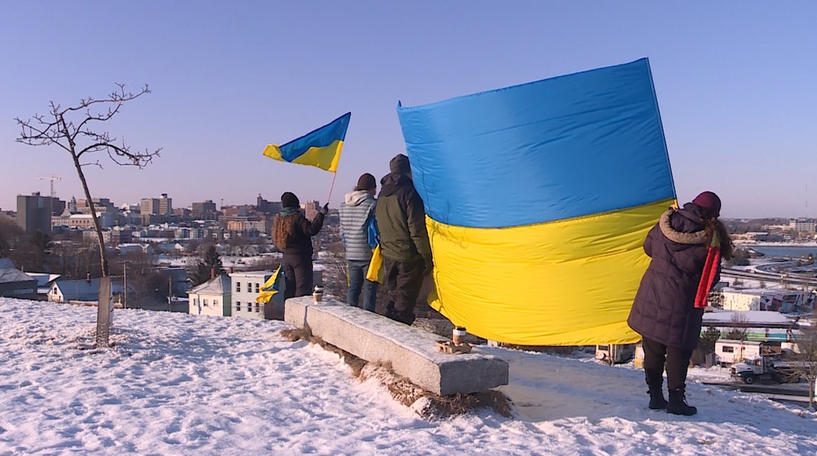maria_manning4's tweet photo. Victoria+Ben were heartbroken when Russia began invading #Ukraine 7 days ago. Today, they continue to donate and wave handmade Ukrainian flags in solidarity atop #MunjoyHill. "Being so far away, there might not be a lot we can do directly. But, there's always something."@WMTWTV https://t.co/gg6ks5a0CJ