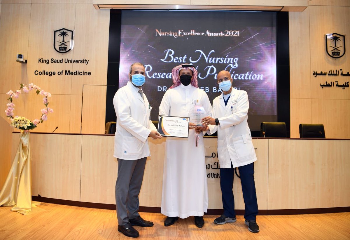 وحصل سعادة الدكتور غريب بحاري على (جائزة أفضل بحث علمي)