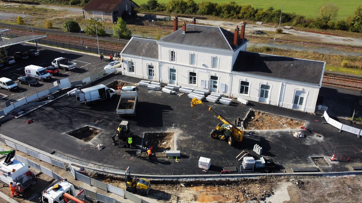 Eurovia_France's tweet image. 🚉 Eurovia aménage la #multimodalité et la #mobilitédouce à #Saujon en @departement17 
👉L'agence #Eurovia de #Royan réalise des #travaux transformant la #gare en un #PEM afin d’assurer une meilleure desserte des #territoires du royannais 🚏
🚧+ d'infos : bit.ly/3s3xB0k