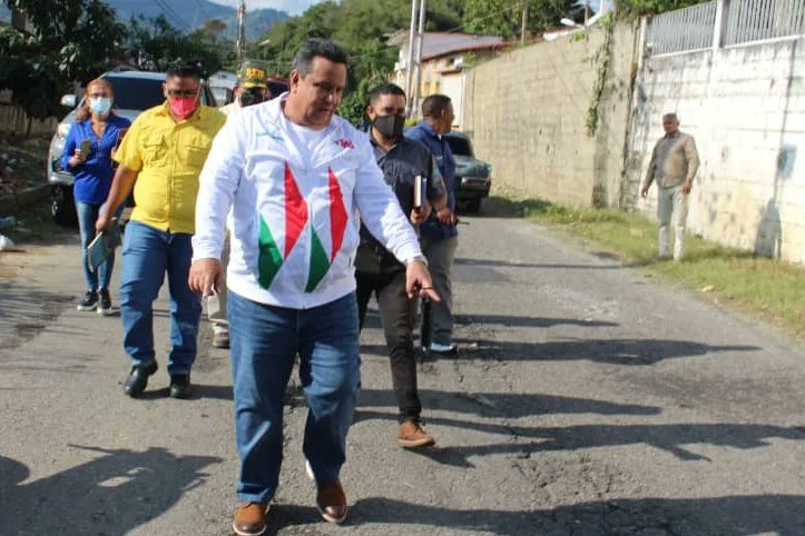 Como gobernador del estado, mi deber es mantenerme atento y supervisar cada trabajo que se hace en beneficio del pueblo.

Seré el primer crítico de esta gestión, mi único compromiso es con ustedes. 
#VenezuelaApuestaALaPaz