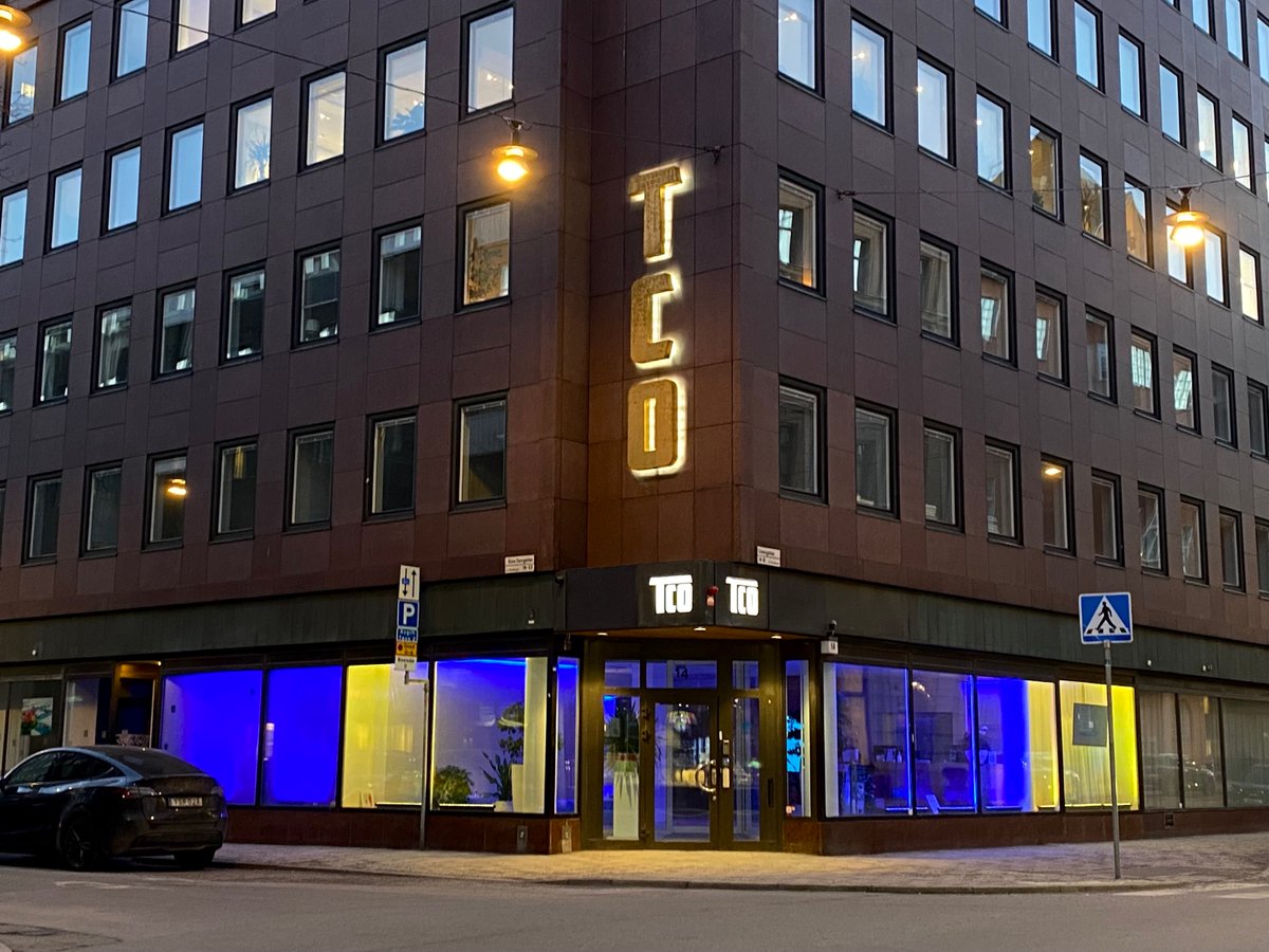 TCO:s kontor i Stockholm lyser upp i Ukrainas färger för att manifestera vårt stöd för Ukrainas befolkning och fackföreningsrörelse. Läs mer om vad TCO gör i frågan på tco.se
