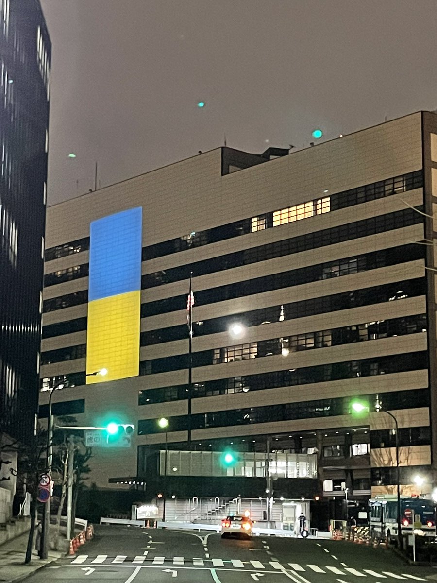 solalahumalien's tweet photo. アメリカ大使館が
ウクライナの国旗色に
なってたララ🇺🇦

一刻も早く戦争が終わり
早くウクライナに
平穏な日々が戻りますように。

#ウクライナ
#平和を願う 
#PrayForUkraine https://t.co/c6QF07wfHM