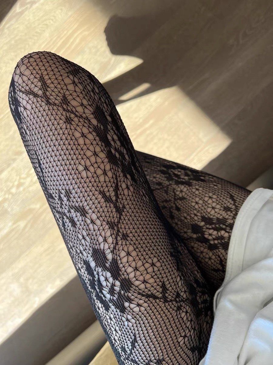 aabacadafa's tweet photo. 天气暖了  又可以穿上我心爱的 丝袜了  有没有 小哥哥 想试试 手感的 。 https://t.co/9E9tMbBxMw