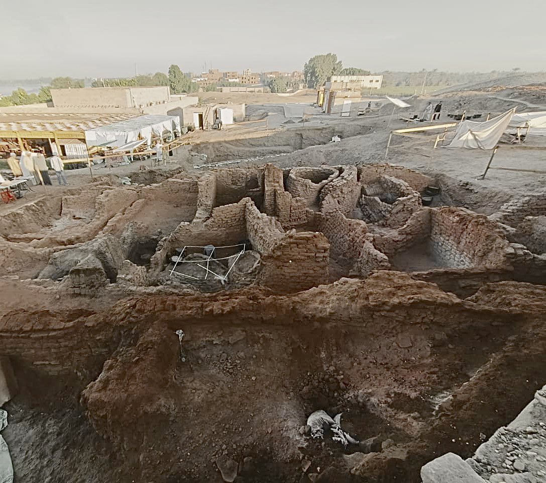 luxortimes's tweet photo. Archaeologists Discover 4000-Year-Old Silos in Upper Egypt. For more details &amp; photos https://t.co/8dEnxKNCym @indyfromspace @yukinegy https://t.co/ukBBD2gq29