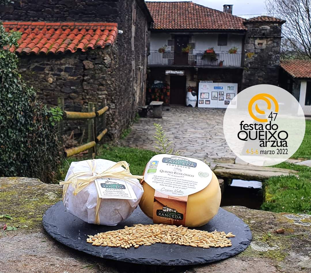 xanceda's tweet photo. Esta finde imos queixear á @festaqueixo 🐄 Achégate ao multiusos a cruzar o #pasodevaca e a probar os nosos queixos ecolóxicos Carmiña e Peregrino. Vémonos en Arzúa! 🎉🎉 https://t.co/i88EHpKYkn