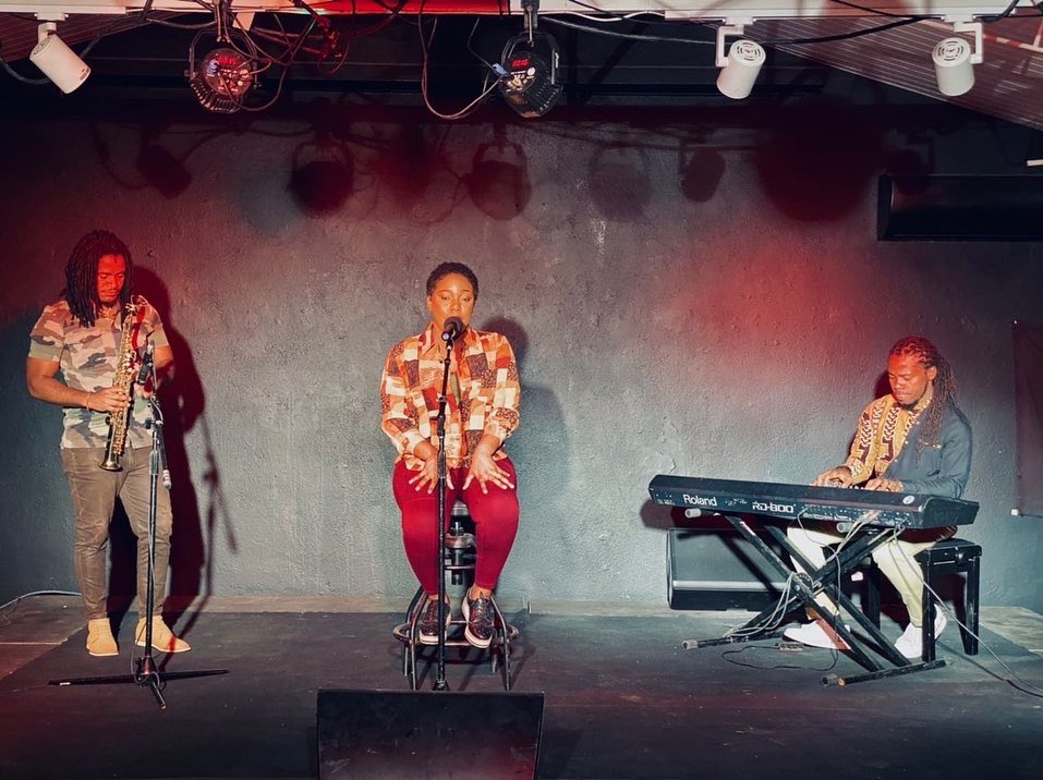 vanessajeudiht's tweet photo. Pou chak silans
Gen yon melodi k ap dòmi
Chak nòt gen wout pa li
Li trase pou l ale nan nanm
…
#limyè 🧡💙
📸: @raypakle
🎷 : @ricardolafond
🎹 : @stevemapou
💄 : @MarckendelMua
📍: @IFHpap
#vanessajeudi #bosalmizik #limyè #sajepawè #pranmenw #voodoojazzsinger https://t.co/sosmXedyLJ