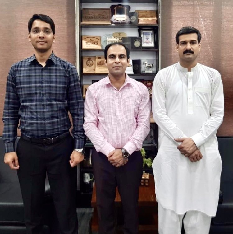 When i was a kid i used to admire educated people but now I realized that well mannered people are better than well educated ones
جب میں کمسن تھامجھے پڑھےلکھےلوگ پسند تھےمگر اب میں سمجھتاہونکہ وضعداراورباکردارلوگ پڑھے لکھوں سے بہت بہتر (اچھے) ہوتے ہیں۔
(وہ پڑھےلکھےجوبدکردارہیں)