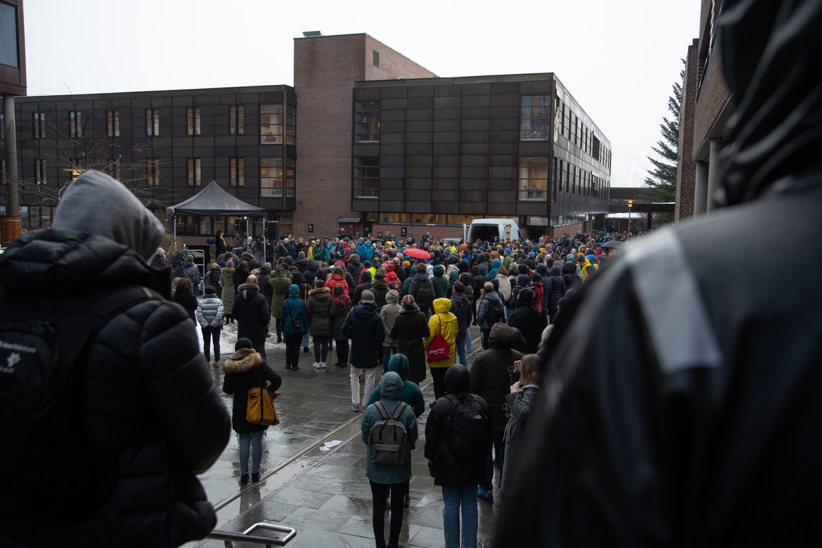 Det ble en tankevekkende og verdig fredsmarkering på UiT i dag. Tusen takk til de flere hundre studentene og ansatte som trosset regnet og møtte opp. 
Hundreds of students and employees at UiTs gathering for #peace today. 
#solidarityWithUkraine  
Foto: Jørn Berger-Nyvoll/UiT