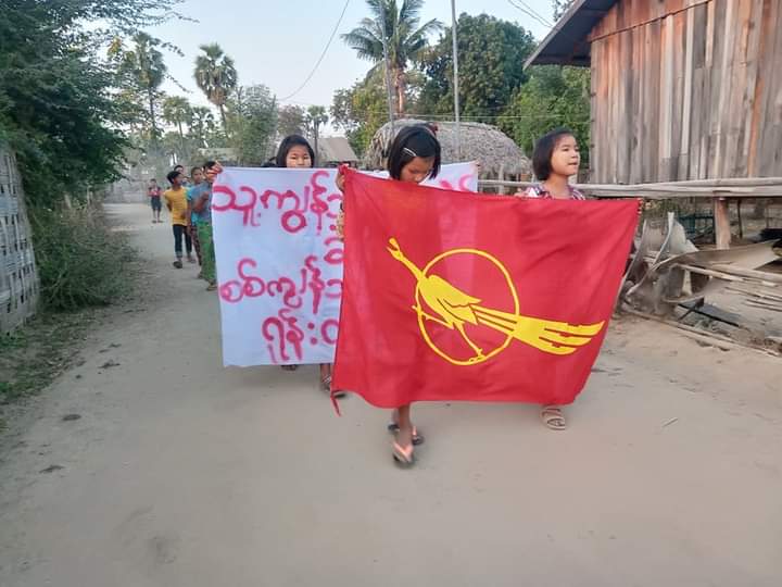 AlexMyanmar13's tweet photo. Young pro-democracy locals in an eastern village in Yinmarbin township, staged a protest to overthrow the genocidal military dictator on the evening of March 2.

#SanctionAviationFuel
#2022Mar2Coup
#WhatsHappeningInMyanmar https://t.co/dX1R7QZHAT