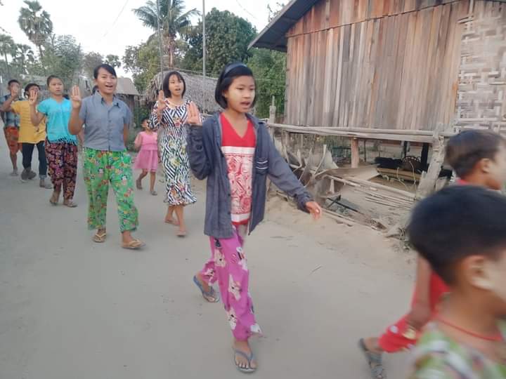 AlexMyanmar13's tweet photo. Young pro-democracy locals in an eastern village in Yinmarbin township, staged a protest to overthrow the genocidal military dictator on the evening of March 2.

#SanctionAviationFuel
#2022Mar2Coup
#WhatsHappeningInMyanmar https://t.co/dX1R7QZHAT