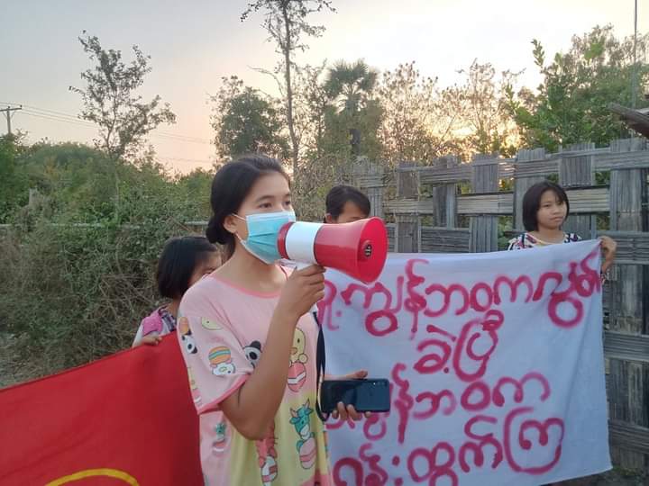 AlexMyanmar13's tweet photo. Young pro-democracy locals in an eastern village in Yinmarbin township, staged a protest to overthrow the genocidal military dictator on the evening of March 2.

#SanctionAviationFuel
#2022Mar2Coup
#WhatsHappeningInMyanmar https://t.co/dX1R7QZHAT