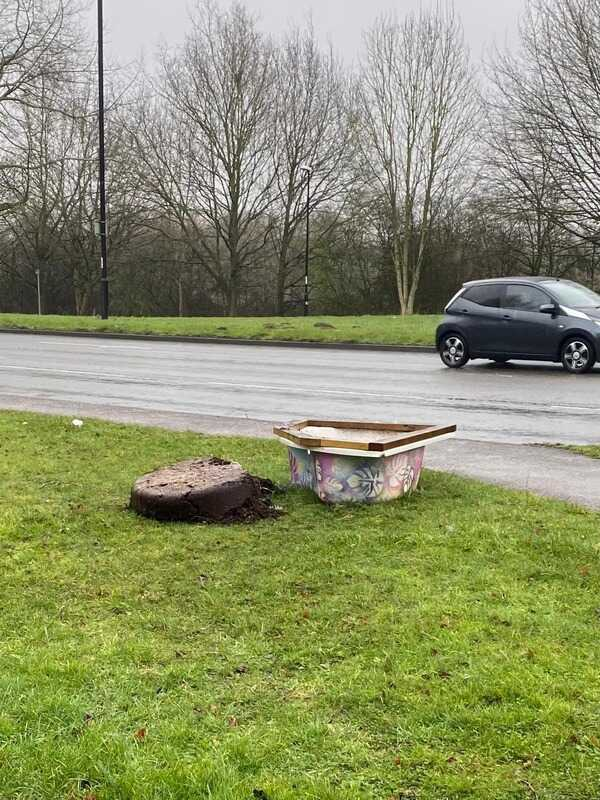 CommunitySASAP's tweet image. Can anyone help? Tubbys world has been turned upside down!! The hard work of the young people and residents of Stoke Aldermoor has been tipped up!! We need help to make it better again!! Bring plants and flowers!! @coventryparkranger can you help?