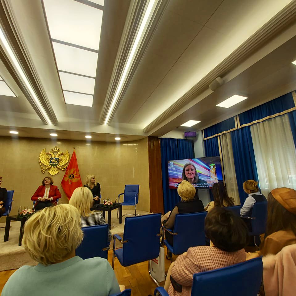 Čestitamo <a href="/KlubCg/">Ženski_klub Skupštine CG</a> na prvoj godini od formiranja! 👏

🇬🇧 ambasadorka @KMaddocksUK: “Ženski klub <a href="/SkupstinaCG/">Skupština Crne Gore</a> vidim kao najuspješniji primjer međupartijskog dijaloga u Crnoj Gori. Istakli ste vrijednost koju žene donose politici i rješavanju sukoba”

📹: youtu.be/uWqwmog1hOU?t=…