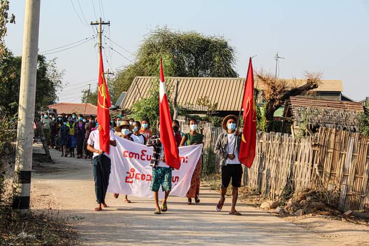 miN13700's tweet photo. Marking Myanmar Peasants' Day, the people in Letpadaungtaung area, staged their daily protest with unchanging revolutionary spirit to oust the military dictator on the evening of March 2.

#SanctionAviationFuel
#2022Mar2Coup
#WhatsHappeningInMyanmar https://t.co/DqaL3OlW7m