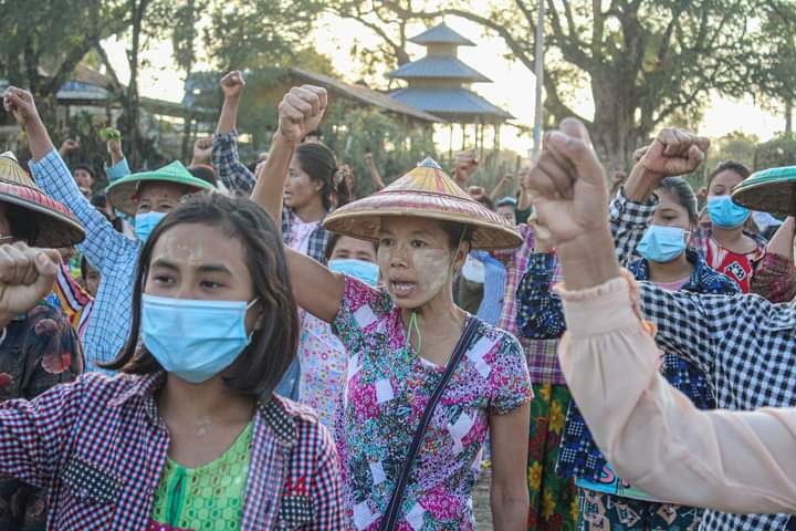 miN13700's tweet photo. Marking Myanmar Peasants' Day, the people in Letpadaungtaung area, staged their daily protest with unchanging revolutionary spirit to oust the military dictator on the evening of March 2.

#SanctionAviationFuel
#2022Mar2Coup
#WhatsHappeningInMyanmar https://t.co/DqaL3OlW7m