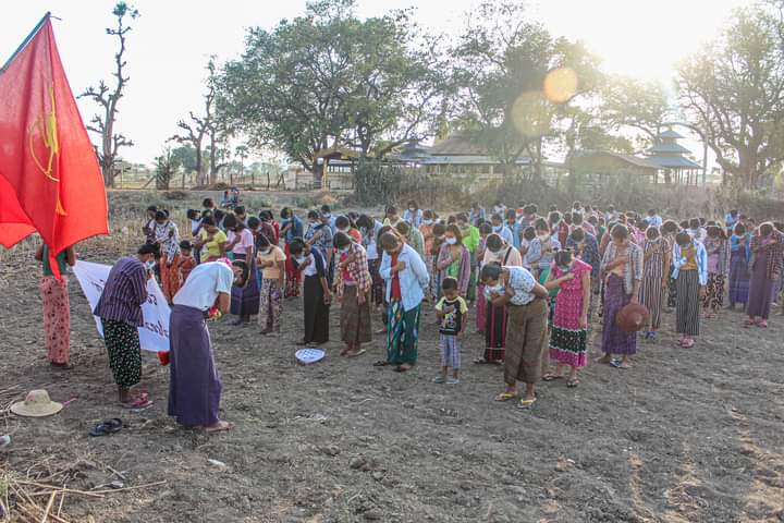 miN13700's tweet photo. Marking Myanmar Peasants' Day, the people in Letpadaungtaung area, staged their daily protest with unchanging revolutionary spirit to oust the military dictator on the evening of March 2.

#SanctionAviationFuel
#2022Mar2Coup
#WhatsHappeningInMyanmar https://t.co/DqaL3OlW7m