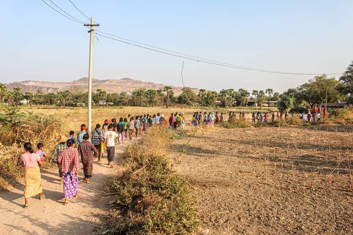 miN13700's tweet photo. Marking Myanmar Peasants' Day, the people in Letpadaungtaung area, staged their daily protest with unchanging revolutionary spirit to oust the military dictator on the evening of March 2.

#SanctionAviationFuel
#2022Mar2Coup
#WhatsHappeningInMyanmar https://t.co/DqaL3OlW7m