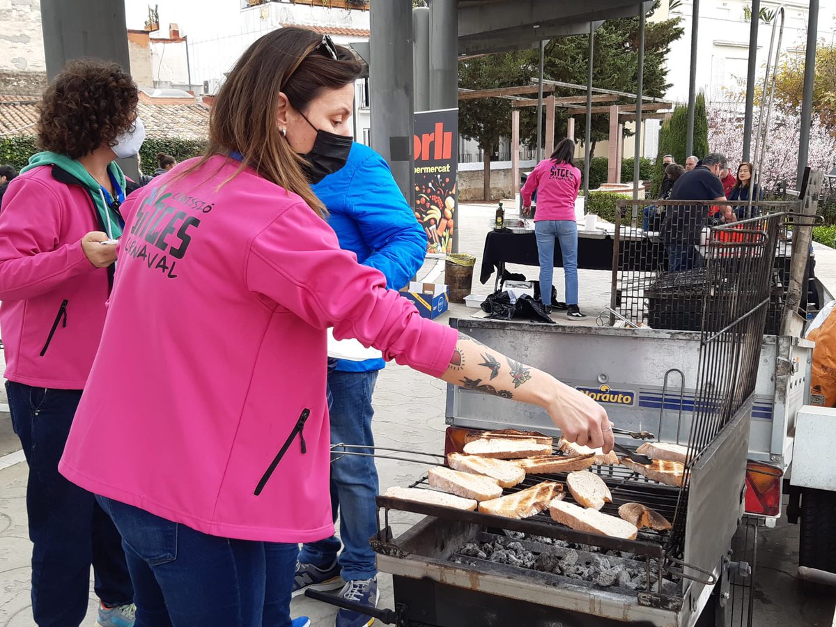 AjSitges's tweet image. El vermut popular dels vius, “per a totes aquelles persones que estiguin vives o creguin estar-ho” s’ha celebrat aquest migdia a l’Hort de Can Falç.
Els assistents han pogut tastar sardines amb pa amb tomàquet amb l’actuació de Miquel Cubero.

#CarnavalSitges22 @SitgesCarnaval