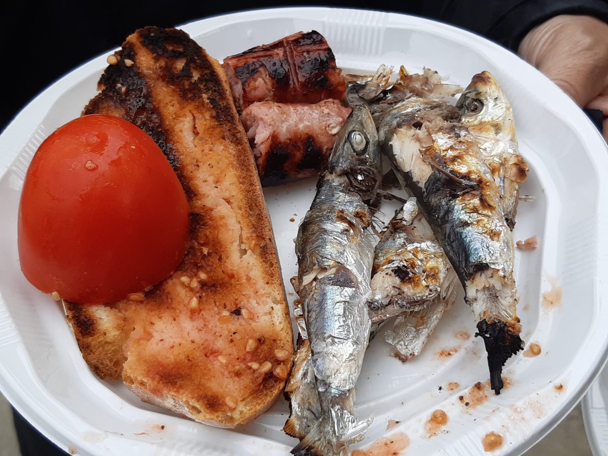 AjSitges's tweet image. El vermut popular dels vius, “per a totes aquelles persones que estiguin vives o creguin estar-ho” s’ha celebrat aquest migdia a l’Hort de Can Falç.
Els assistents han pogut tastar sardines amb pa amb tomàquet amb l’actuació de Miquel Cubero.

#CarnavalSitges22 @SitgesCarnaval