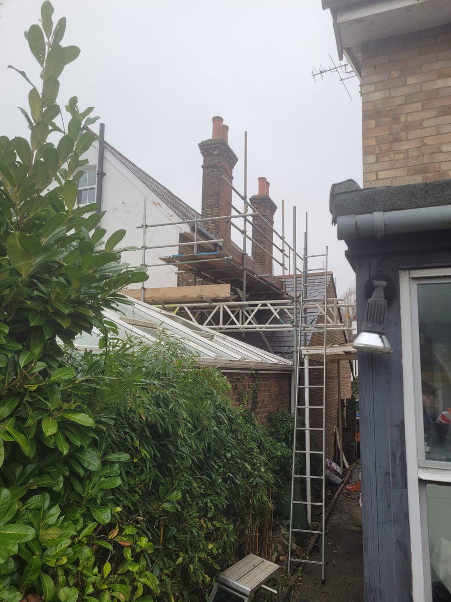 Happy hump day 🐪🙌🆙👍#scaffolderslondon
#fbsscaffolding #scaffoldinghire #roofing
