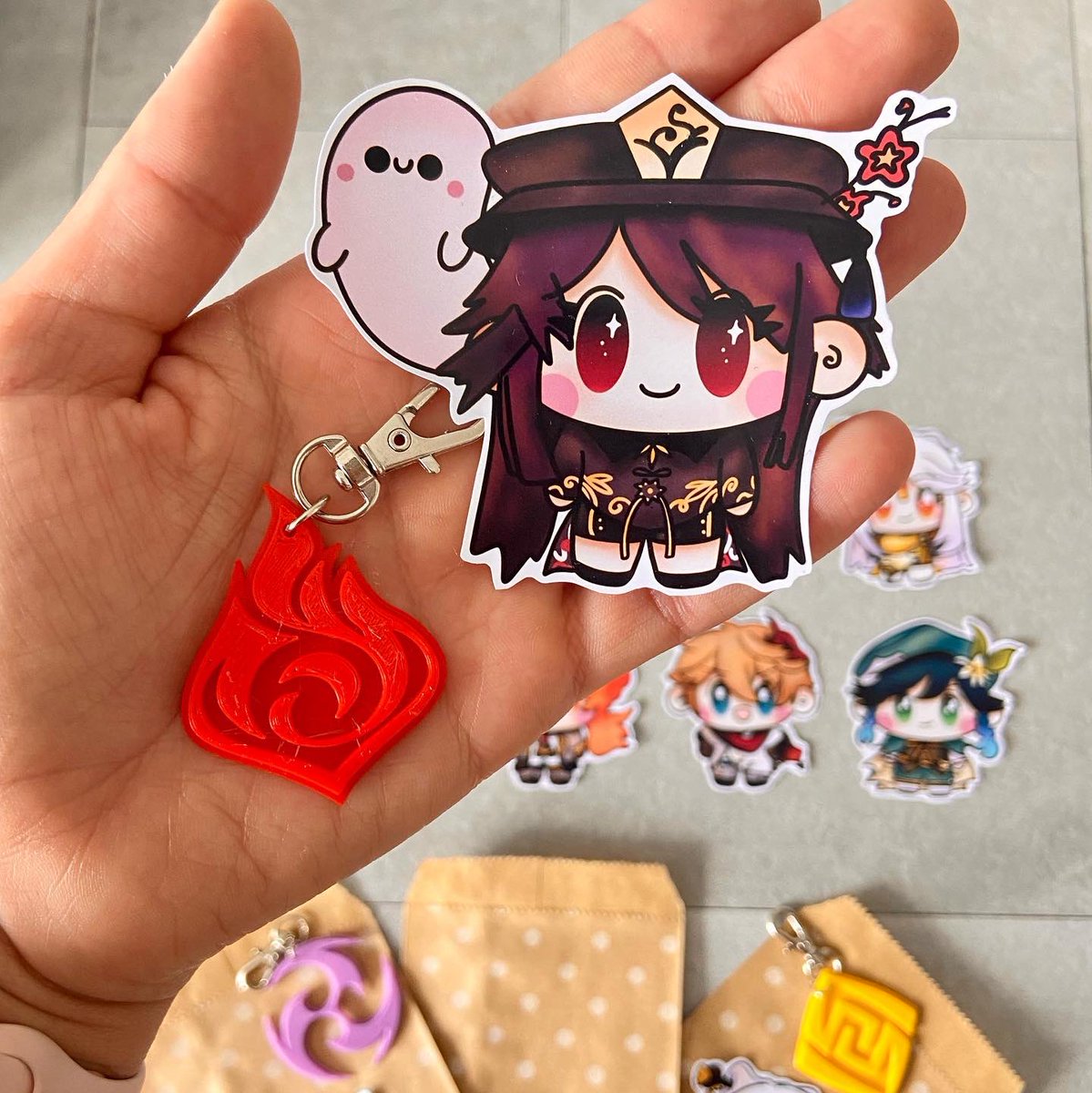 liloinshadow's tweet photo. ✖️Sobres Tiradas Deseos del Genshin Impact✖️

Hemos diseñado e impreso llaveros de todos los elementos del juego😏 
En cada sobre sorpresa o tirada de deseo✨os tocará un llavero de un elemento al azar acompañado de una pegatina brillante de personajes del mismo👌 https://t.co/DUNm2szlKi