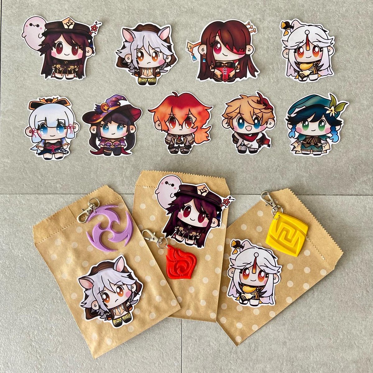 liloinshadow's tweet photo. ✖️Sobres Tiradas Deseos del Genshin Impact✖️

Hemos diseñado e impreso llaveros de todos los elementos del juego😏 
En cada sobre sorpresa o tirada de deseo✨os tocará un llavero de un elemento al azar acompañado de una pegatina brillante de personajes del mismo👌 https://t.co/DUNm2szlKi