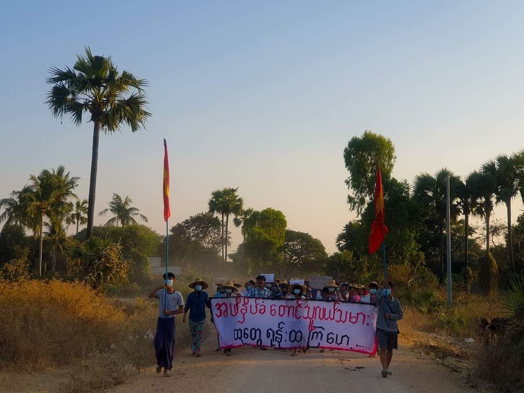 KaungKhantHto10's tweet photo. Marking Myanmar Peasants' Day, Activists from #Ayadaw marched with full forces to oust the military dictator on the evening of March 2.

#SanctionAviationFuel
#2022Mar2Coup
#WhatsHappeningInMyanmar https://t.co/acdImNq4Fi