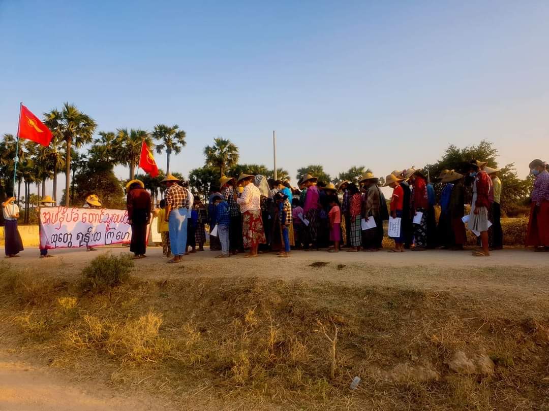 KaungKhantHto10's tweet photo. Marking Myanmar Peasants' Day, Activists from #Ayadaw marched with full forces to oust the military dictator on the evening of March 2.

#SanctionAviationFuel
#2022Mar2Coup
#WhatsHappeningInMyanmar https://t.co/acdImNq4Fi