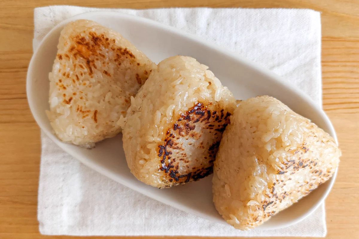 チーズとおにぎりのレシピの中でも超絶品！だしチーズ焼きおにぎり