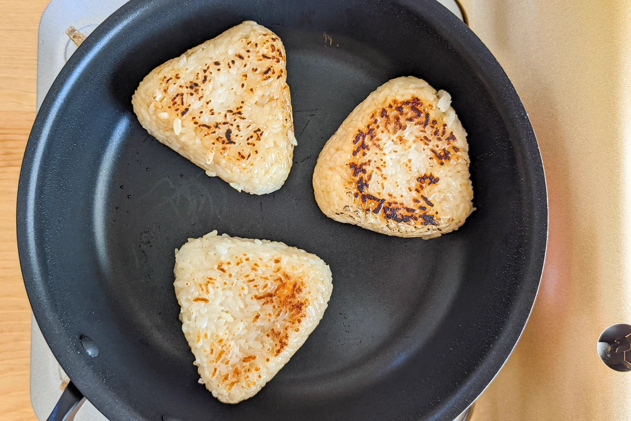 チーズとおにぎりのレシピの中でも超絶品！だしチーズ焼きおにぎり