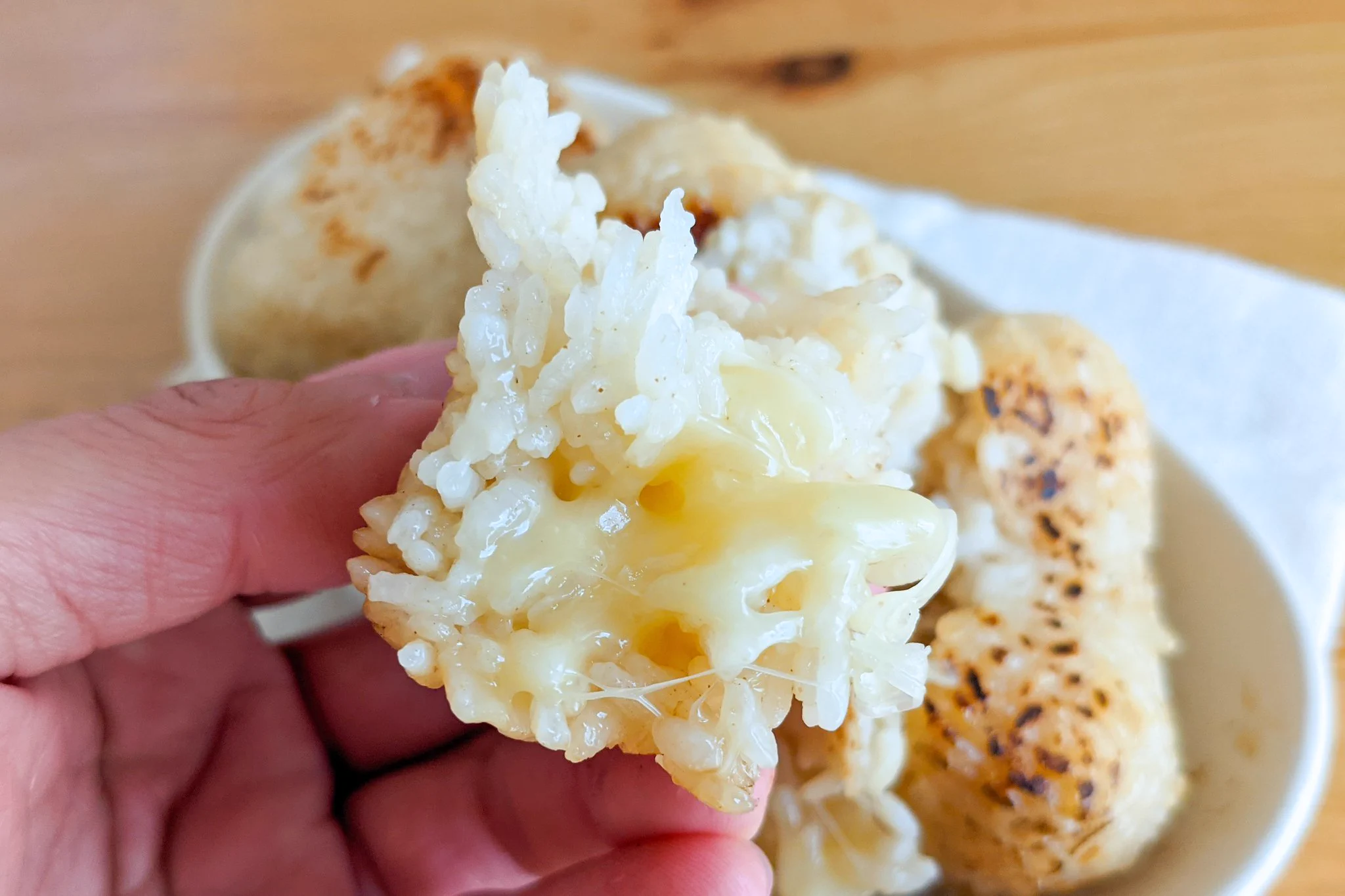 チーズとおにぎりのレシピの中でも超絶品！だしチーズ焼きおにぎり