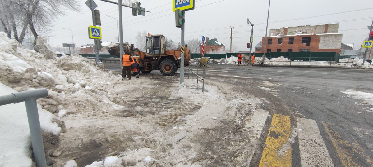 Расчистка пешеходных переходов по Красноглинскому шоссе