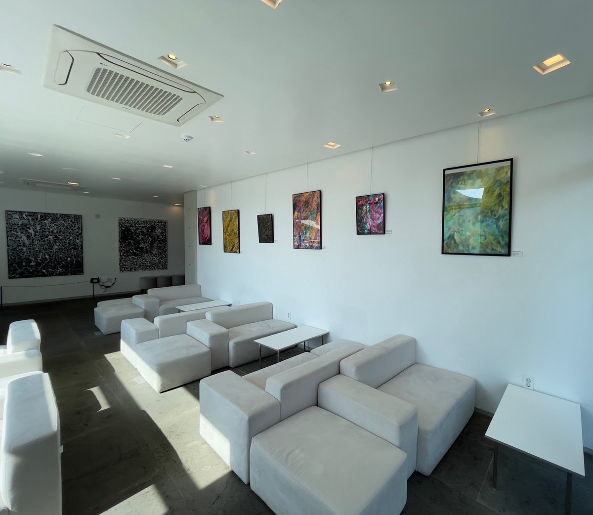 🌈Exhibition news!!
 From 22.3.2~5.2 at Paju Heyri Gardeners
 There is an exhibition :) Although I am exhibiting as a solo exhibition
 This time, I specially invited Junyoung Lee, who is growing infinitely with beautiful quality, to my solo exhibition.
 Thank you for watching 🤗