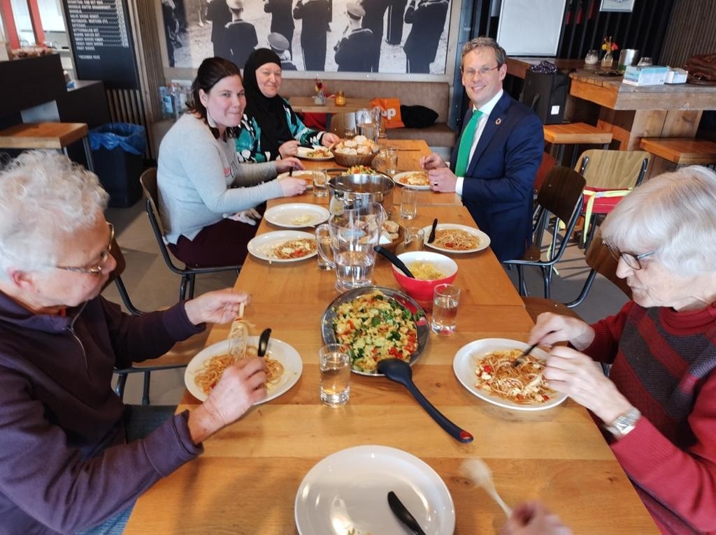 PepijnVemer's tweet photo. Gisteren in de kantine van @vako_vries de eerste bijeenkomst in een rij van Zin in Koken: een project van Werkplein Drentsche Aa #WPDA, Menzis en de Gemeente @Tynaarlo , om elkaar te ontmoeten boven een stel pitten en aan een lange tafel.
#Tynaarlo #TypischTynaarlo https://t.co/S6Tdyoz27a