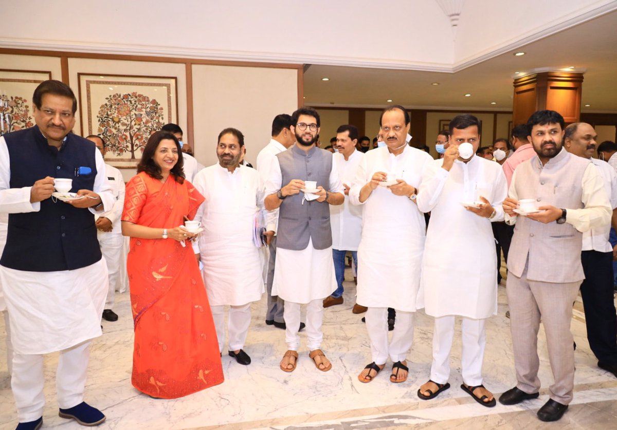 AUThackeray's tweet photo. राज्य विधी मंडळाच्या अर्थसंकल्पीय अधिवेशनाच्या पूर्वसंध्येला सहयाद्री अतिथीगृह येथे झालेल्या चहापान  कार्यक्रमास उपस्थित होतो. https://t.co/oHVGTtr4vT
