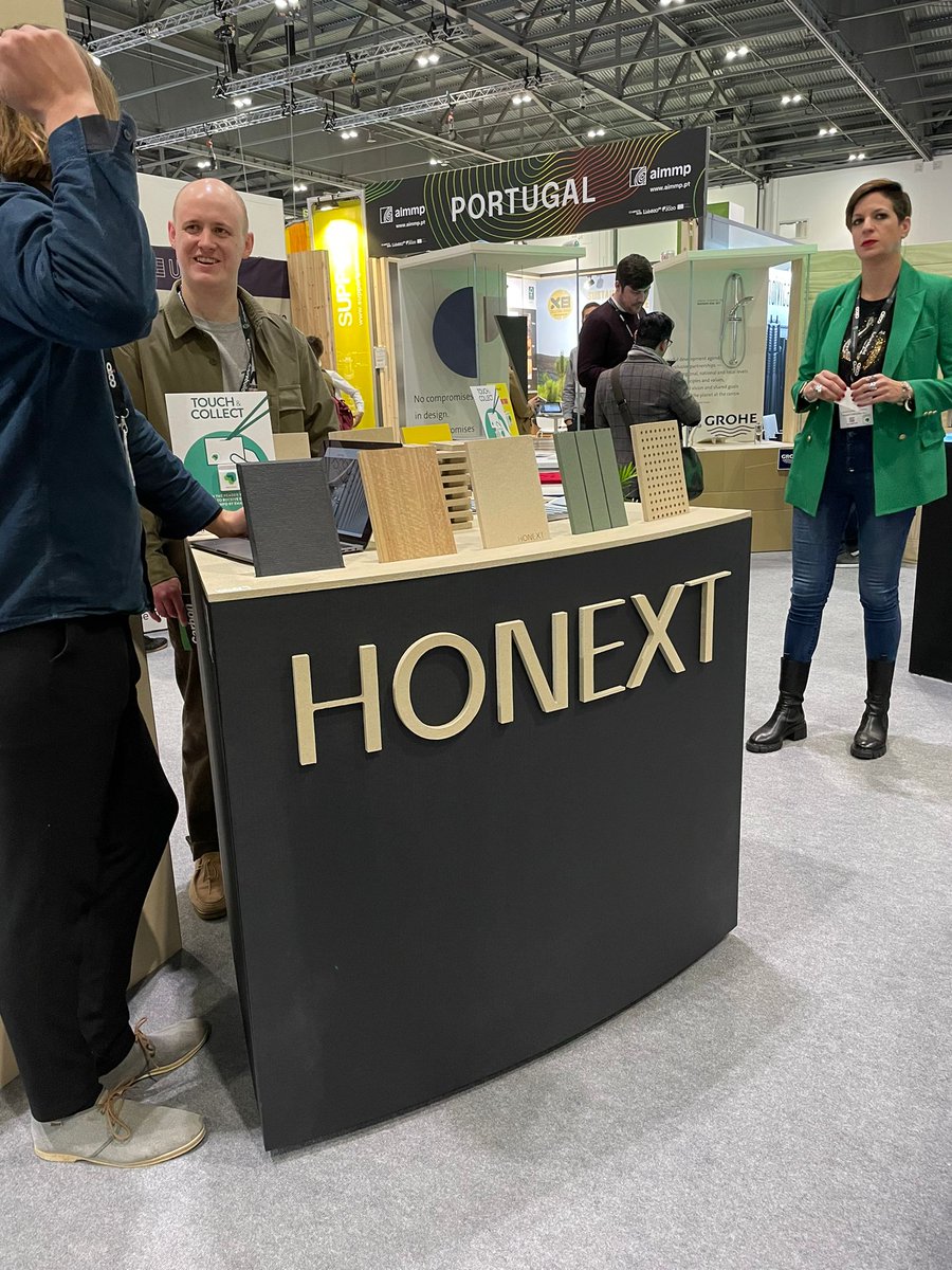 OFECOMELondres's tweet photo. 🏗️🧱 ¡La de empresas españolas que hay hoy en Londres! Ahora estamos visitando @FuturebuildNow donde hemos conocido a:
#Honext (E40), fabricante de un material natural y reciclable.
@indresmat (L35), desarrolladora de materiales de bioPUR.
¡Pásate a conocer su oferta! https://t.co/4KelTJ0b6M