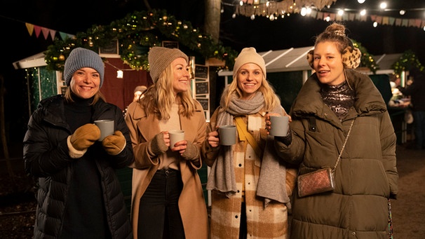 Auf dem Weg in neue Lebensphasen hält die Vorweihnachtszeit viele Überraschungen für Lou (Josephine Ehlert), Mel (Genija Rykova), Eve (Teresa Rizos) und Tati (Xenia Tiling) bereit.