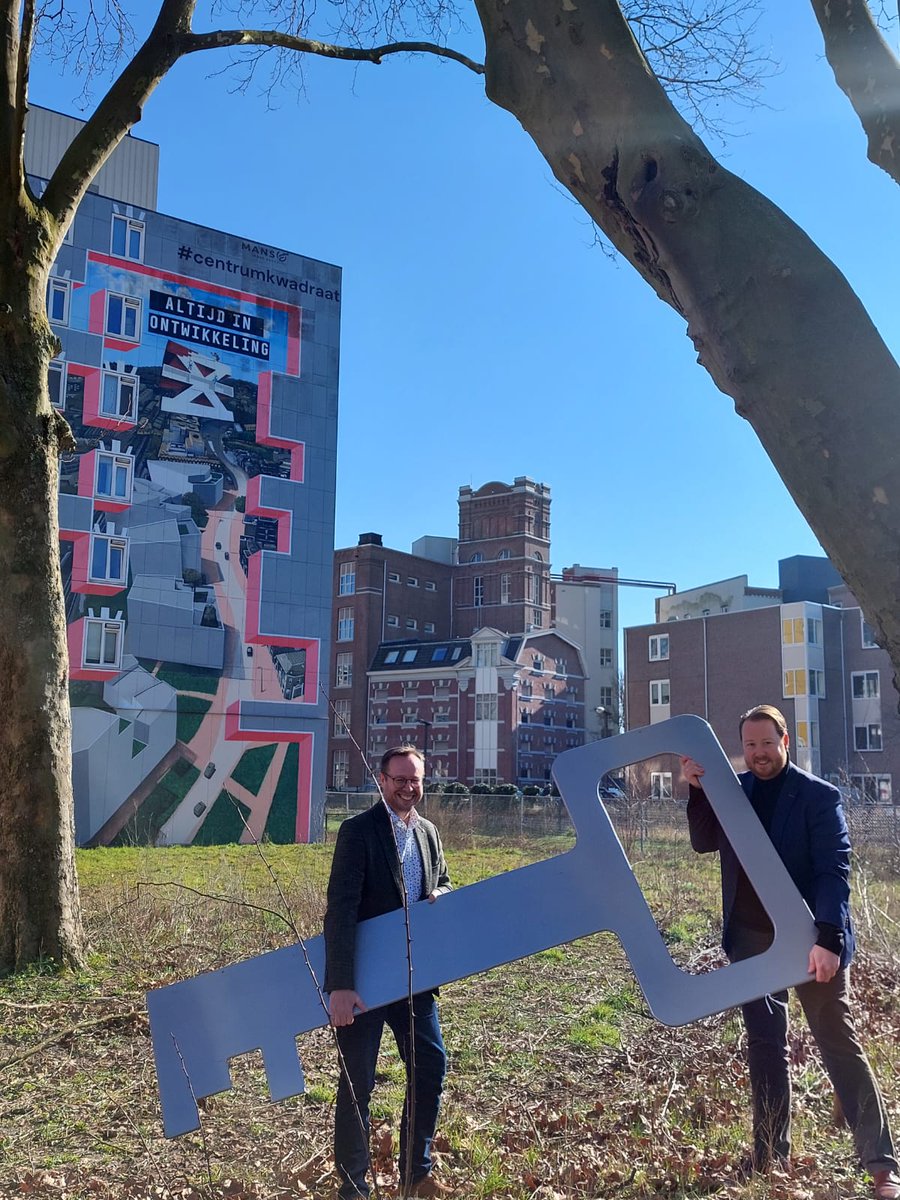 Weer een belangrijke stap in de ontwikkeling van Centrumkwadraat! Handtekening gezet samen met <a href="/SJHTEnschede/">SJHT</a> voor het slopen van de huidige 85 en bouwen van 125 jongerenwoningen. Daarnaast komen er nog 90 woningen in de vrije sector in het Pakhuiskwartier.