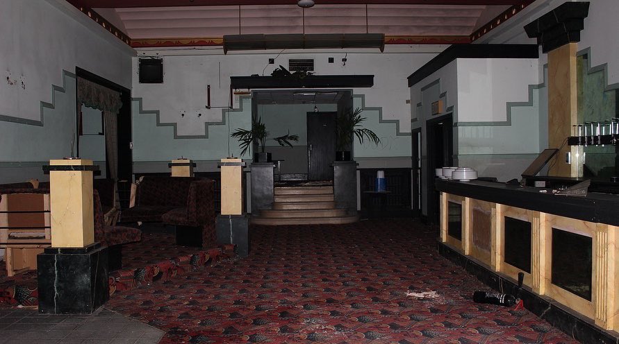 Eerie_Essex's tweet photo. Find out what happened on the closing night of the State Cinema in Greys in this month’s podcast.
It was a location for Who Framed Roger Rabbit and A Jamiroquai music video before it was closed!
#statecinemagrays #hauntedtheatre #hauntedcinema #urbanlegends #urbanexploration https://t.co/X9MlfPy77L