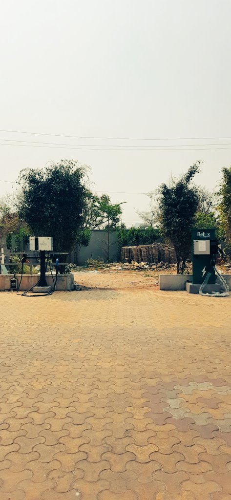 Ha_Rs_Ha_'s tweet photo. A simple hotel in outskirts of #hyderabad is leading the future. This hotel is already one step ahead. Setting up 2 charging company in the same premises is the need of the hour. The #evrevolution is here.. @TataPower @PlugInIndia @TeslaClubIN @pulseenergyio #hotelvivera https://t.co/K61trEWE3D