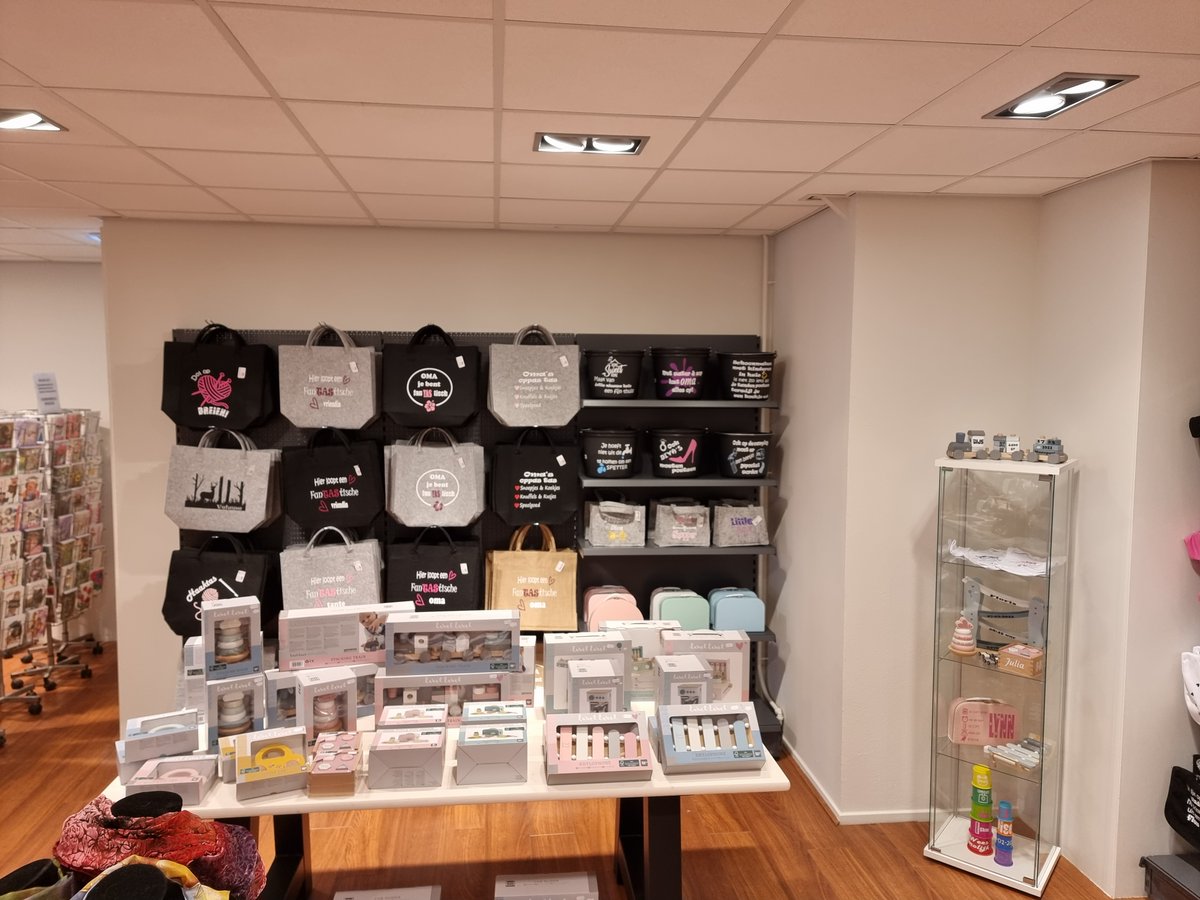 QuickRack's tweet photo. Toffe winkeltjes in Nunspeet is open. We zijn er trots op dat we hier onze stellingen en tafels hebben mogen leveren.#toffewinkeltjes#
We wensen jullie veel succes! https://t.co/IAVeyOMIAd