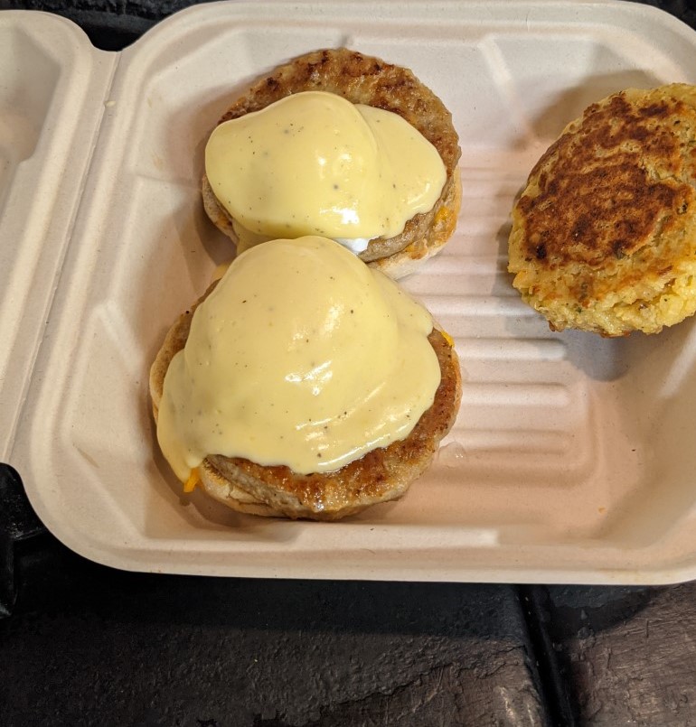 DarliseCafe's tweet photo. Today's Muffin: Lemon Poppyseed
Breakfast Feature: Country Benedict
Lunch Feature: Darlise Burrito or Vegan Burrito
Soup: Butternut Squash https://t.co/bOxYOmdQpj