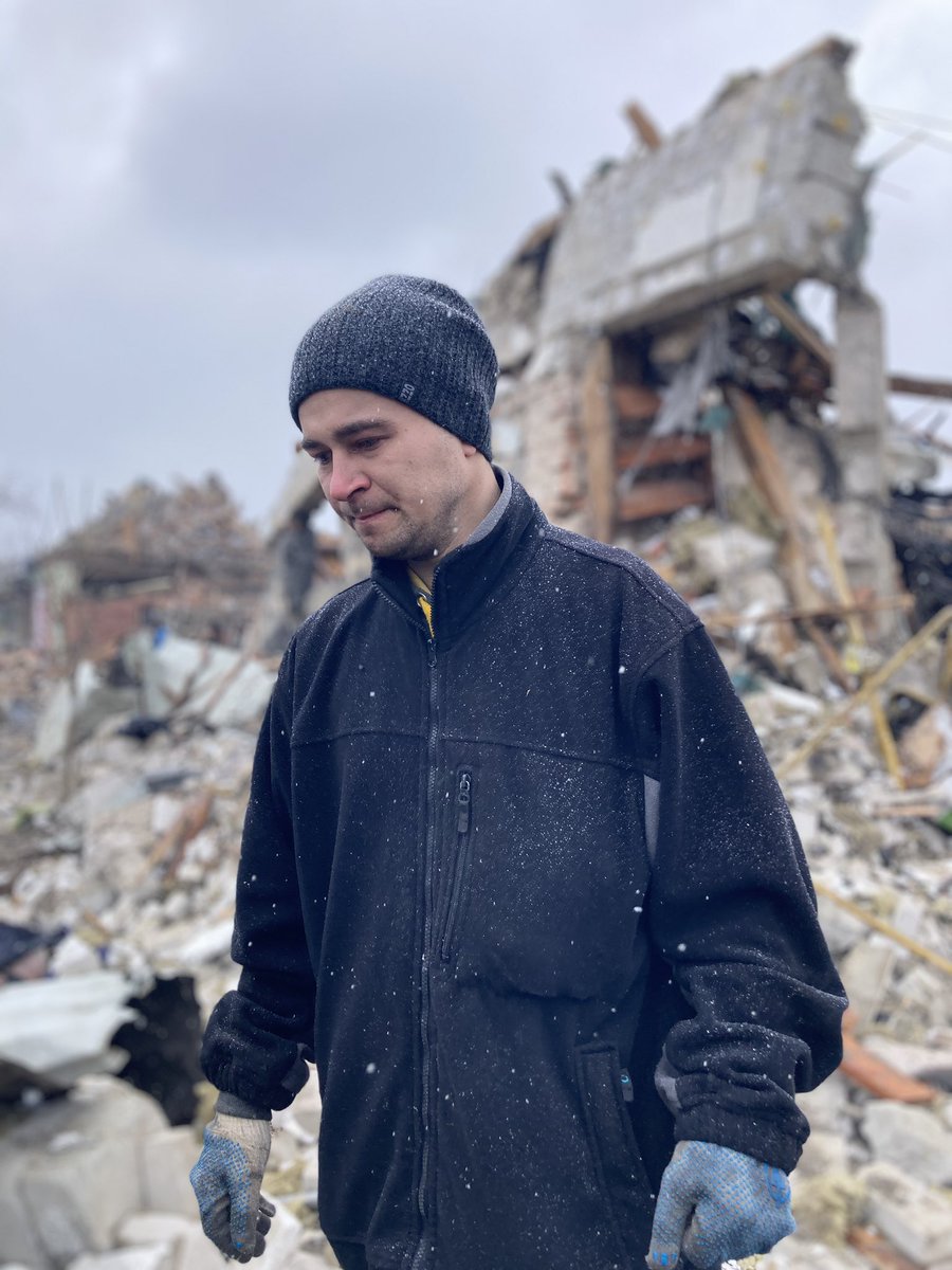 Cet homme a perdu sa femme. En état de choc, il a cru pouvoir la sauver alors qu’elle n’avait plus que la moitié de sa tête. Sa fille d’un an est indemne. Il est persuadé que sa femme l’a sauvée en la protégeant avec son corps.