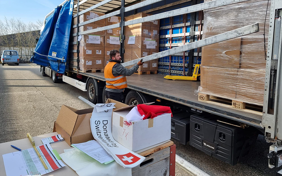 vbs_ddps's tweet photo. Die @SwissHumAidUnit des @eda_dfae sendet dringend benötigtes Material sowie von der Armeeapotheke zur Verfügung gestellte medizinische Hilfsgüter nach Polen. Ein Hilfsgüterkonvoi für die ukrainische Bevölkerung mit sechs Lastwagen ist unterwegs. #Ukraine https://t.co/5kyUQhtEue https://t.co/HGTXRNuuga