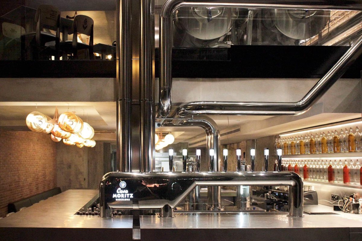 ondiseno's tweet image. Para conmemorar el 10º aniversario de la reapertura/reforma de la Fàbrica @MoritzBarcelona, la cervecera ha inaugurado un nuevo establecimiento en la ciudad, proyecto del estudio local #ExternalReference.

👉 bit.ly/3C6XvDD